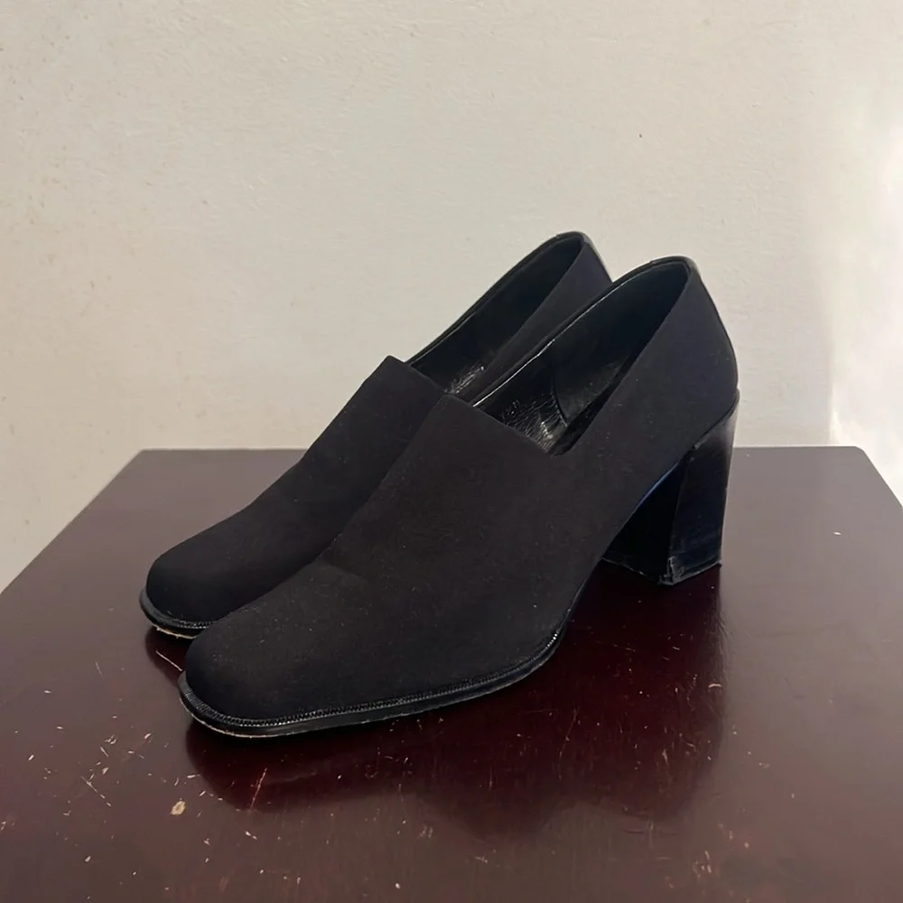 Donald J. Pliner The Chelsie Pump Heels in Black, size 7.5